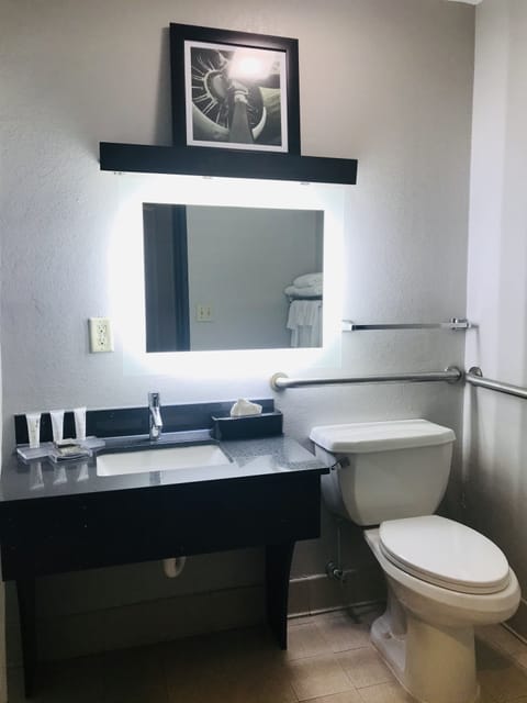 Room, 1 King Bed, Accessible, Non Smoking | Accessible bathroom