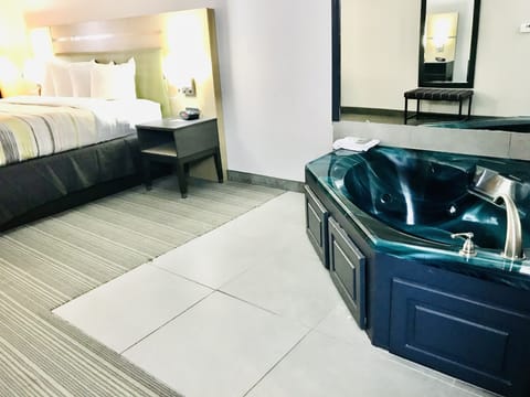 Suite, 1 King Bed, Non Smoking, Jetted Tub | Jetted tub