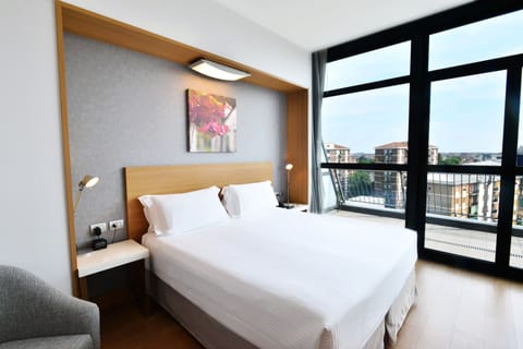 Deluxe Room, 1 King Bed | Down comforters, minibar, in-room safe, soundproofing