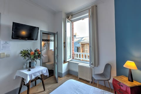 Chambre double vue village avec douche | Premium bedding, free WiFi, bed sheets