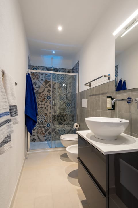 Junior Suite, Private Bathroom | Bathroom | Shower, rainfall showerhead, free toiletries, hair dryer