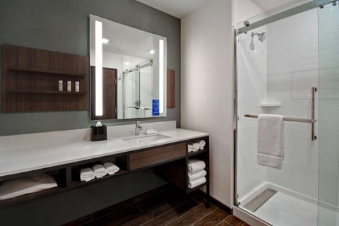 Combined shower/tub, towels