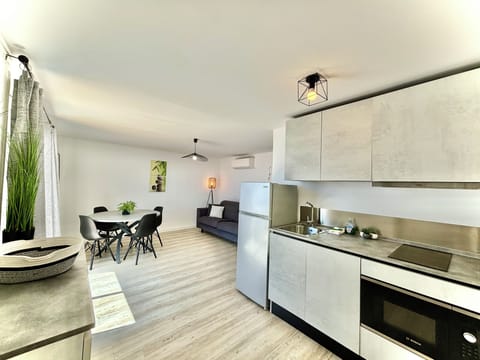 Premier Villa | Private kitchenette | Full-size fridge, microwave, oven, stovetop