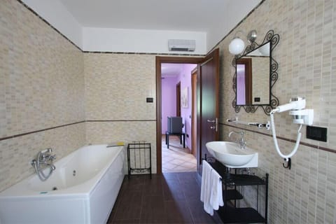 Suite | Bathroom | Shower, designer toiletries, hair dryer, bathrobes