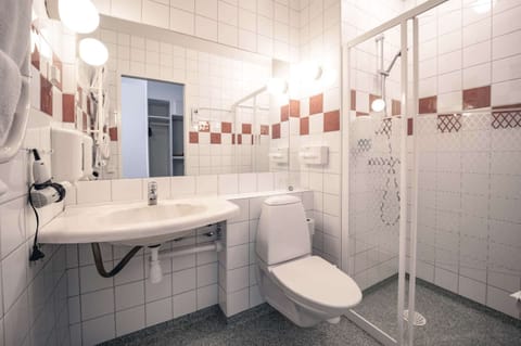 Standard Room, 2 Twin Beds, Non Smoking | Bathroom | Shower, hair dryer, towels