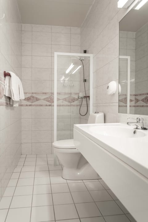 Design Twin Room | Bathroom | Shower, rainfall showerhead, eco-friendly toiletries, hair dryer