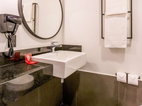 Apartment, 1 Double Bed, Accessible (Modern) | Bathroom | Shower, towels