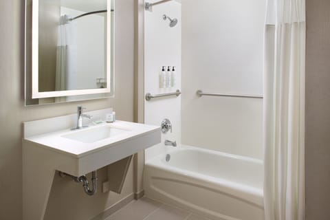 Combined shower/tub, free toiletries, hair dryer, towels