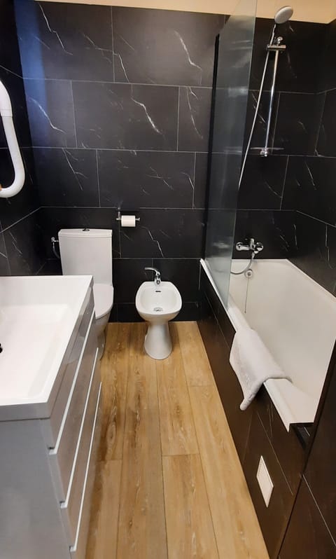 Separate tub and shower, free toiletries, hair dryer, bidet