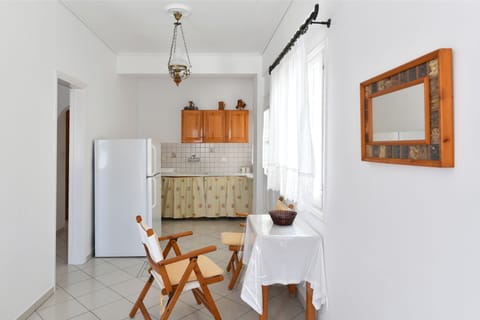 Grand Apartment, 3 Bedrooms | Private kitchen | Fridge, oven, stovetop, coffee/tea maker