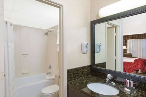 Room, 2 Double Beds, Non Smoking, Pool View (2nd Floor) | Bathroom | Combined shower/tub, free toiletries, hair dryer, towels