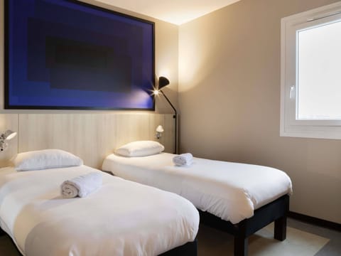 Standard Room, 2 Twin Beds | Desk, laptop workspace, blackout drapes, soundproofing