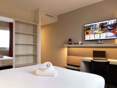 Comfort Room, 1 Double Bed | Desk, laptop workspace, blackout drapes, soundproofing