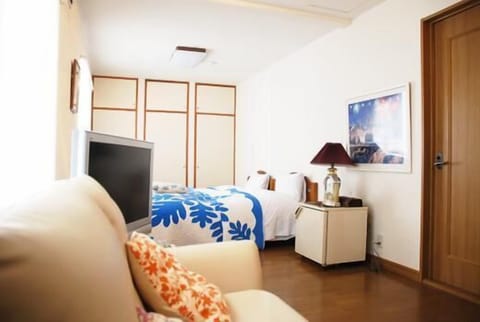 Twin Room with Bathroom | Living area | LCD TV