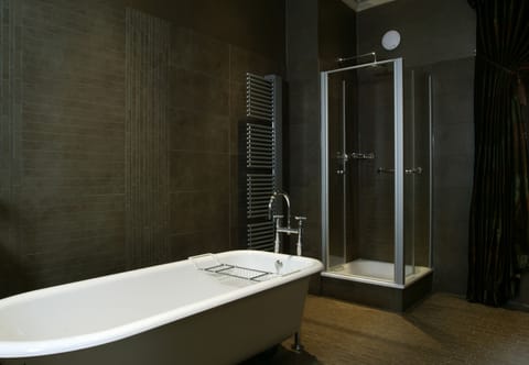 Suite | Bathroom | Combined shower/tub, hair dryer, towels