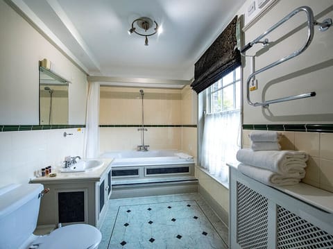 Honeymoon Double Room | Bathroom | Shower, free toiletries, hair dryer, towels