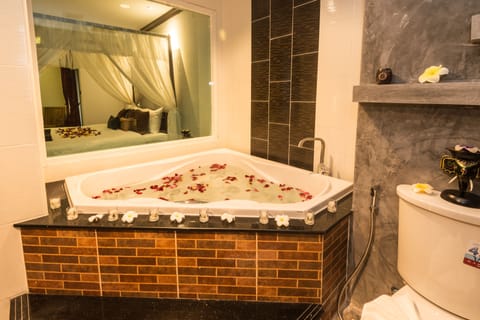 Suite | Deep soaking bathtub