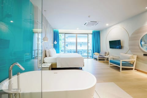 Bay Romance | Minibar, in-room safe, desk, blackout drapes