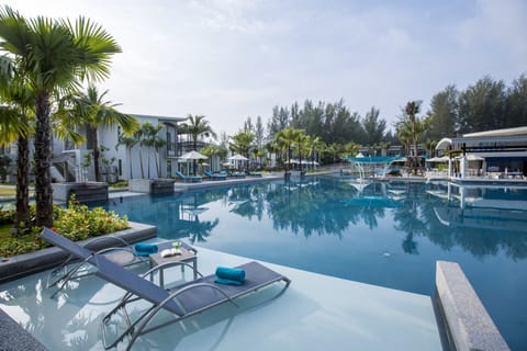 7 outdoor pools, pool umbrellas, sun loungers