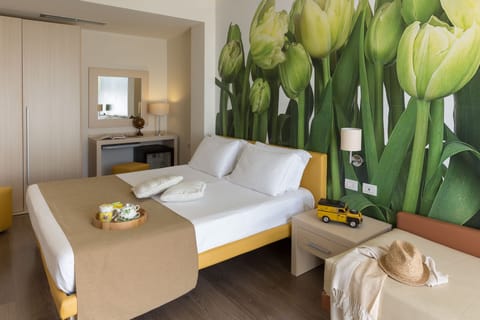 Comfort Room with balcony | Minibar, in-room safe, individually decorated, desk