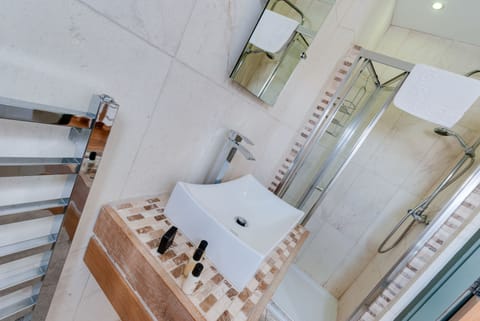 Penthouse, 2 Bedrooms (Sleeps 6, with Sofa Bed) | Bathroom | Free toiletries, hair dryer, towels