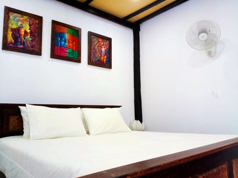 Deluxe Double Room, 1 King Bed | Desk, bed sheets