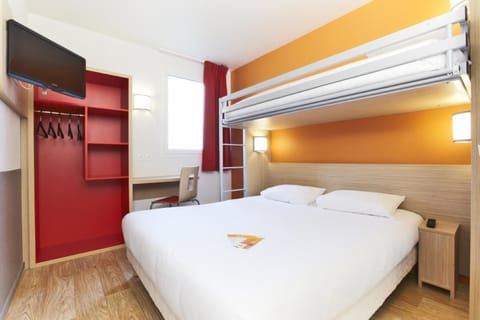 Desk, soundproofing, free WiFi, bed sheets