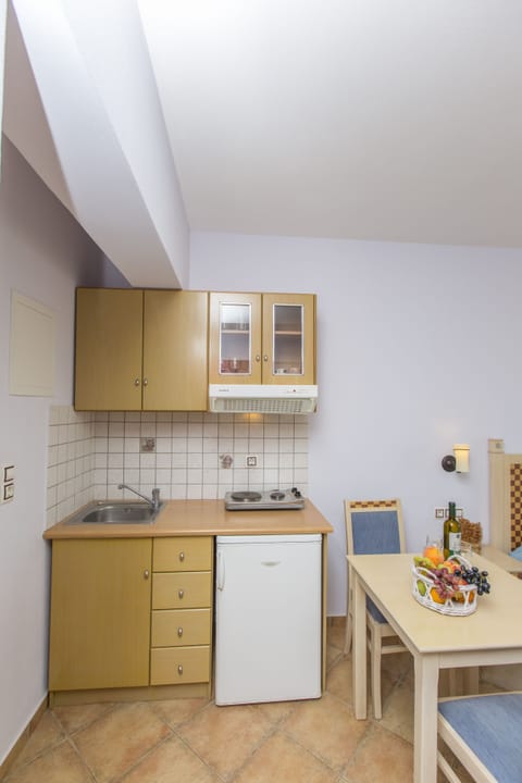 Triple Room | Private kitchenette | Mini-fridge, stovetop, cookware/dishes/utensils