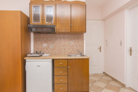 Comfort Studio | Private kitchenette | Mini-fridge, stovetop, cookware/dishes/utensils