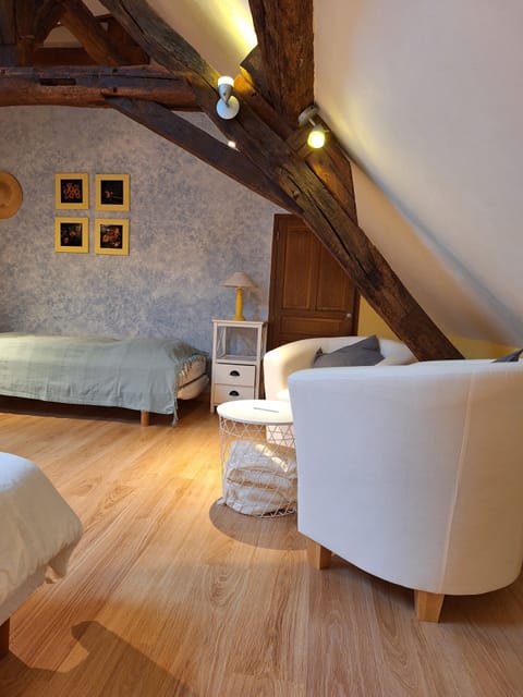 Triple Room (Chez Manon) | Desk, travel crib, free WiFi, bed sheets