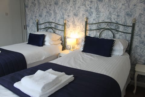 Twin Room, Ensuite | Free WiFi, bed sheets