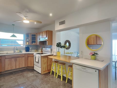 House (Sunshine House) | Private kitchen | Fridge, microwave, oven, stovetop