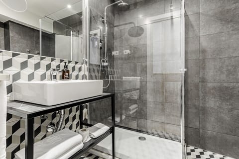 DOBLE MINIROOM | Bathroom | Shower, free toiletries, hair dryer, towels