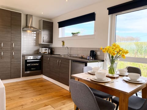 Romantic Bungalow | Private kitchen | Fridge, microwave, oven, stovetop