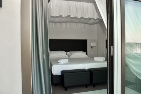 Panoramic Suite | Premium bedding, minibar, desk, laptop workspace