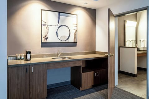 Suite, 1 Bedroom | Bar (on property)