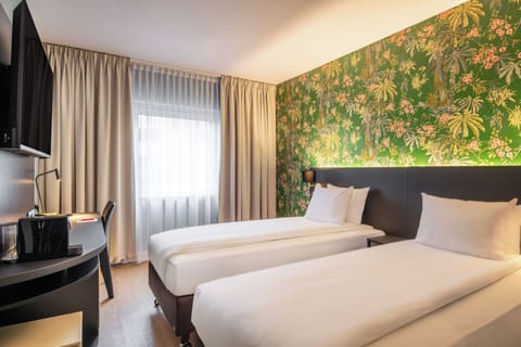 Premium bedding, in-room safe, desk, laptop workspace