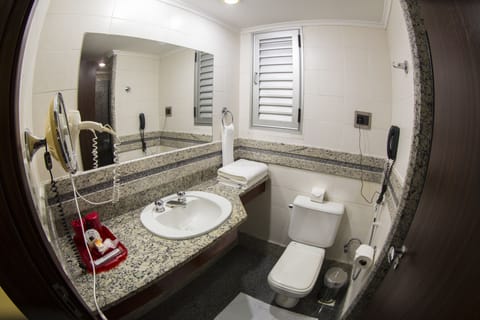 Suite Junior | Bathroom | Shower, free toiletries, hair dryer, towels