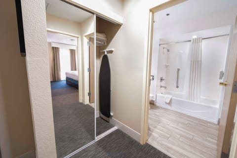 Suite, 1 King Bed, Non Smoking | Bathroom | Free toiletries, hair dryer, towels