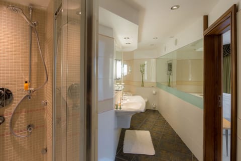 Presidential Suite | Bathroom | Separate tub and shower, deep soaking tub, free toiletries, hair dryer