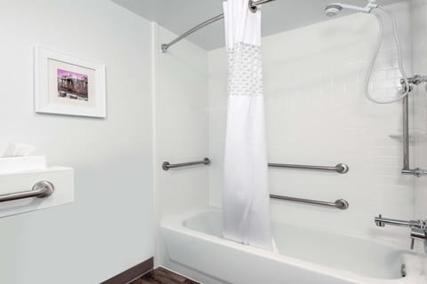 Combined shower/tub, free toiletries, hair dryer, towels