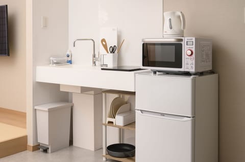 Room B | Private kitchenette | Fridge, microwave, stovetop, electric kettle