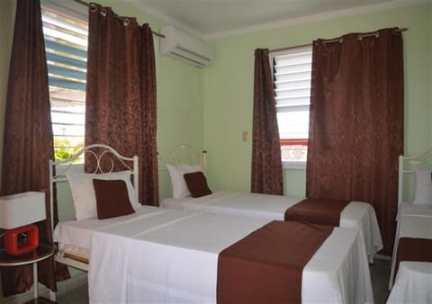 Deluxe Triple Room | Minibar, in-room safe, iron/ironing board, WiFi