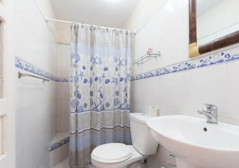 Comfort Quadruple Room | Bathroom | Shower, rainfall showerhead, free toiletries, hair dryer