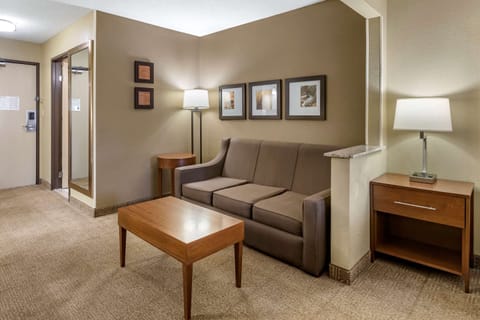 Suite, Non Smoking | In-room safe, desk, blackout drapes, iron/ironing board