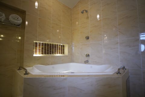 Room (Suite) | Deep soaking bathtub