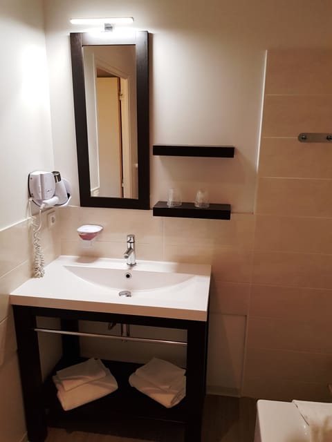 Standard Twin room with bathtub | Bathroom | Free toiletries, towels