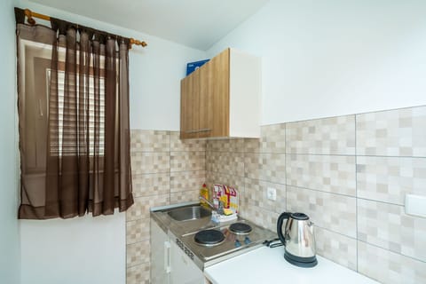 Studio (Comfort Studio Apartment with Terrace) | Private kitchen | Fridge, electric kettle