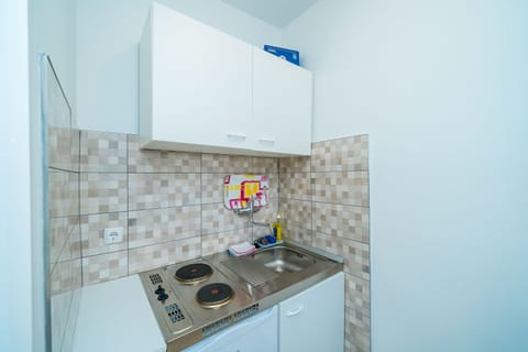 Studio (Studio Apartment with Terrace-5) | Private kitchenette | Fridge, electric kettle