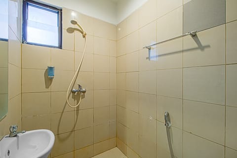 Executive Double Room | Bathroom | Shower, free toiletries, towels, soap